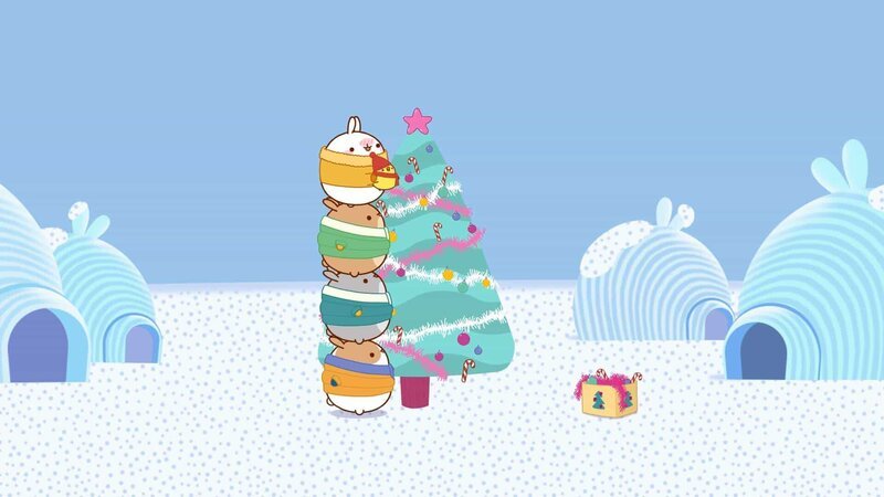 Piu Piu schmückt einen kleinen Weihnachtsbaum. – Bild: „Bild: hr/​Millimages