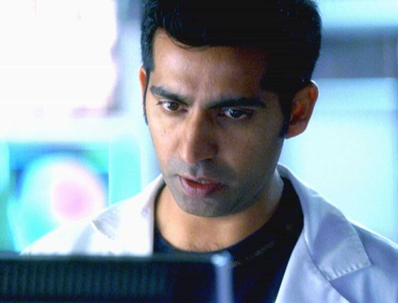 Durch die angstvollen Tage in der Untersuchungshaft hat Bug (Ravi Kapoor) ein schweres psychisches Trauma erlitten. Völlig verschlossen vergräbt er sich in seine Arbeit. – Bild: RTL /​ NBC Universal.