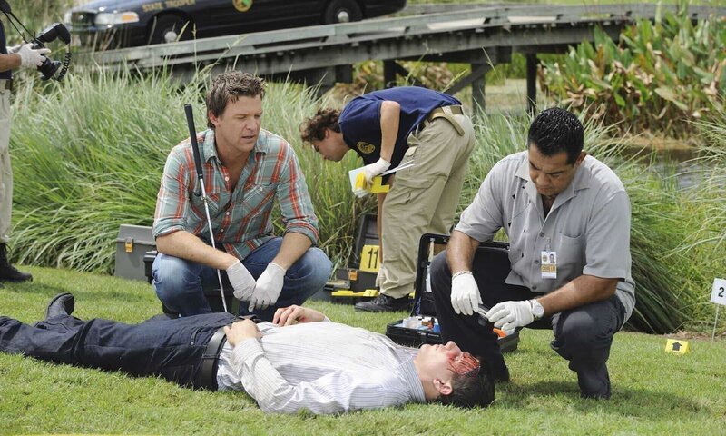 Jim (Matt Passmore, l.) und Carlos (Carlos Gomez, r.) suchen am Tatort nach Spuren, die auf den Mörder des ehemaligen Caddys Douglas Packard (Ford D’Aprix, lieg.) hinweisen. – Bild: RTL