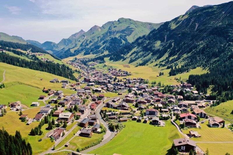 In Lech am Arlberg sollte das „KaDeWe der Alpen“ eröffnen. – Bild: ORF/​HolyScreen Media/​Daniel Zanetti