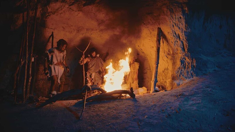 Schon die frühesten Menschen nutzen das Feuer. – Bild: ZDF und ©2023 Pond5.