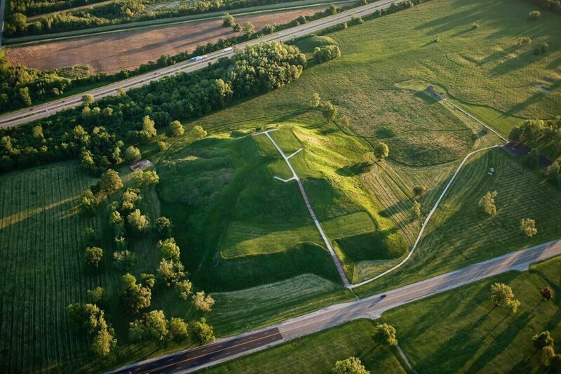 Collinsville, Illinois.Monks Mound is the centerpiece of Cahokia Mounds State Historic Site. – Bild: 2014 A&E Networks, LLC. Lizenzbild frei