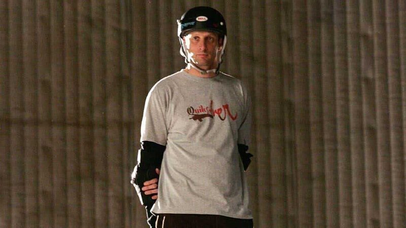 Skater-Star Tony Hawk spielt in dieser Episode das Mordopfer Jake Sullivan.4444 – Bild: RTL /​ CBS