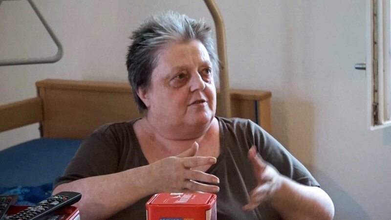 Gudrun hat durch eine Blutvergiftung ihren rechten Fuß verloren und ist auf einen Rollstuhl angewiesen; einen Großteil ihrer Zeit verbringt sie in den eigenen vier Wänden. – Bild: RTL Zwei
