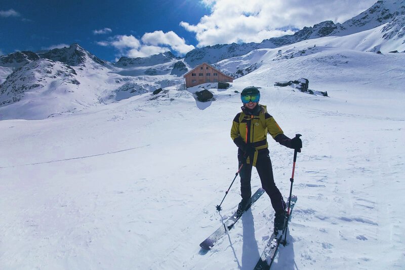 SRF bi de Lüt – Winterhüttengeschichten Spezial Abenteuer Skitour Nicole Berchtold vor der Grialetschhütte im Bündnerland 2023 SRF – Bild: SRF1