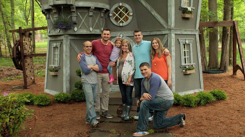 The Charmed Playhouse team saying cheese with some very satisfied customers- pro baseball player Ryan Zimmerman, wife Heather and daughter Mackenzie. – Bild: TLC /​ Discovery Communications