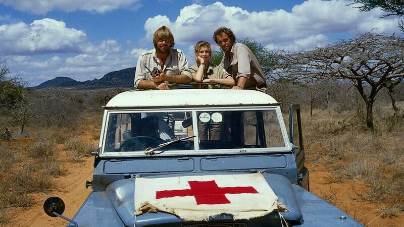 Udo (Sascha Hehn, l.), Erika (Lisa Kreuzer, M.) und Vollmers (Christian Kohlund, r.) sind unterwegs zu einem Hilfseinsatz in die afrikanische Steppe. – Bild: ZDF und Thomas Waldhelm/​Thomas Waldhelm