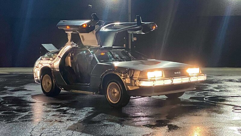 Side profile, DeLorean with doors open, outside in parking lot at night – Bild: Steve Pomerants /​ Discovery Channel/​Brentwood Communications Int’l, Inc. /​ Brentwood Communications Int’l, Inc.