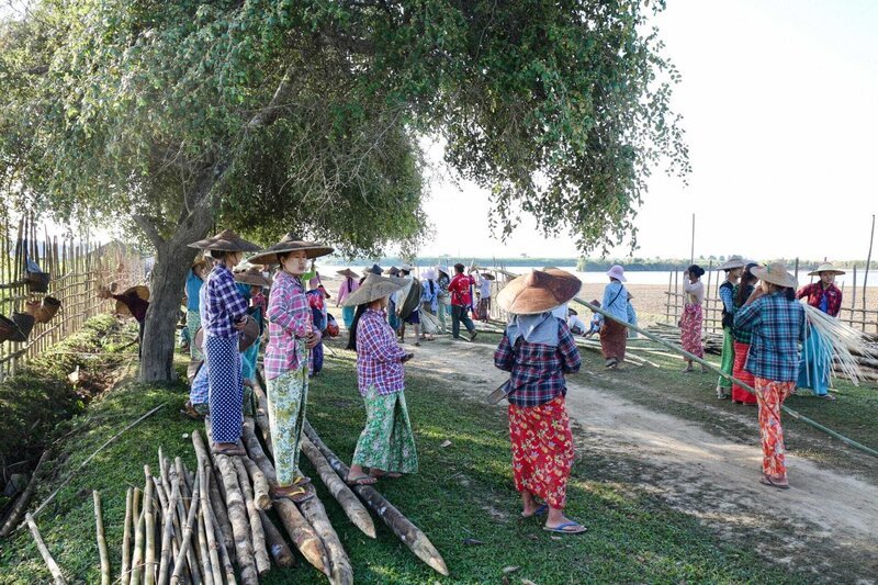 Fast alle Dorfbewohner helfen, das Baumaterial zum Ufer zu bringen. +++ – Bild: RTL /​ MedienKontor /​Martin Schacht /​ Birmanie : l’étonnant pont de bambou