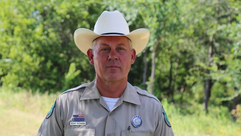 Texas Fish and Game Warden Benny Richards about to give an explanation about the days events to out Lone Star Law crew! – Bild: Animal Planet /​ Discovery Communications