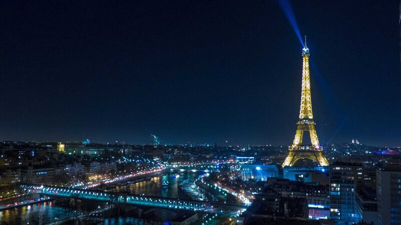 Die nächtliche Aura des Eiffelturms wurde durch die Installation von Scheinwerfern weiter verstärkt. Kein Wunder, dass seine spektakuläre Präsenz in der Pariser Nacht ihn zum Sinnbild der Stadt der Liebe machte. – Bild: ZDF und SETE