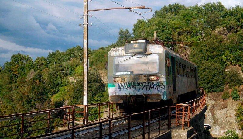 Auch dieser Zug ist mit Graffitti verunstaltet. – Bild: SWR