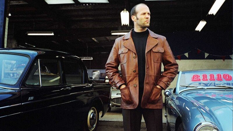 Autoverkäufer Terry (Jason Statham) lässt sich zu einem gewagten Einbruch in die Lloyds Bank überreden. – Bild: RTL Zwei
