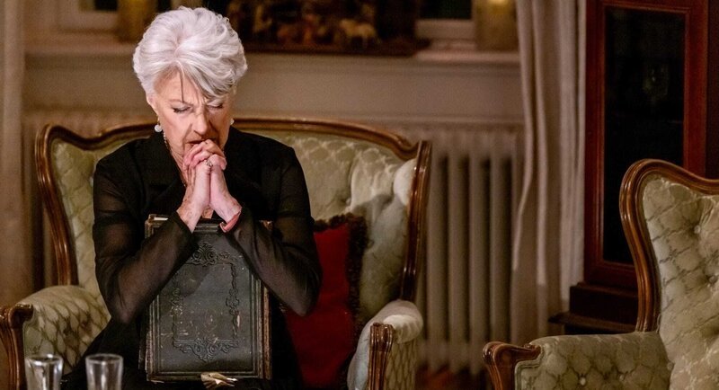 Elisabeth (Nicole Heesters) betet: Jetzt kann nur noch Gott das Weihnachtsfest retten. – Bild: ARD Degeto/​Gulliver Theis