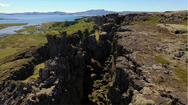 In Thingvellir ist der Grabenbruch gut zu sehen, der Island langsam auseinanderdrückt. – Bild: ZDF und © Galaxie Presse /​ 2019.