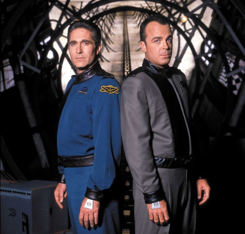 Commander Jeffrey Sinclair (Michael OHare,l.) und Michael Garibaldi (Jerry Doyle). – Bild: Warner/​Tele 5/​Tele 5
