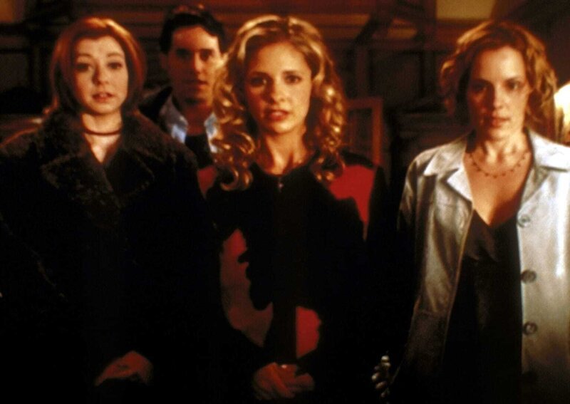 Buffy (Sarah Michelle Gellar, M.) und ihre Freunde Willow (Alyson Hannigan, l.), Xander (Nicholas Brendon, 2.v.l.) und Anya (Emma Caulfield, r.) müssen die Welt vor dem allgegenwärtigen Bösen retten … – Bild: TM + © 2000 Twentieth Century Fox Film Corporation. All Rights Reserved. Lizenzbild frei
