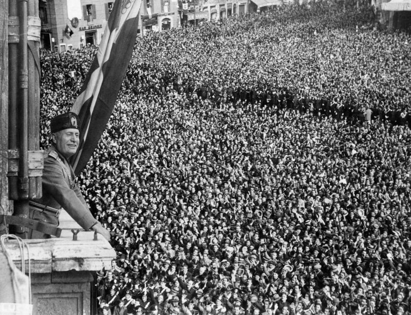 Er gilt als Erfinder des Faschismus: Diktator Benito Mussolini. Über zwei Jahrzehnte steht er an der Spitze Italiens. Am Ende stürzt er sein Land in die Katastrophe. – Bild: ZDF und Getty Images/​Corbis/​George Rinhart.