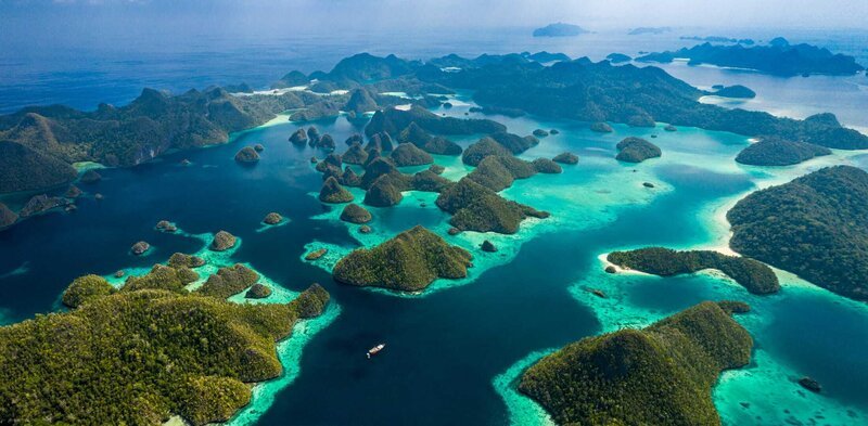 Der indonesische Archipel Raja Ampat liegt inmitten des besonders artenreichen Korallendreiecks. – Bild: ZDF und WildBear Entertainment Pty Ltd.