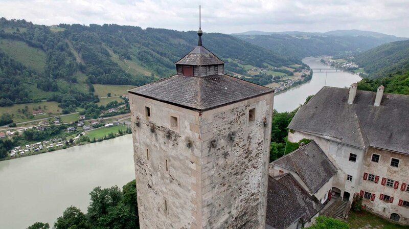 Auf einer Länge von fast 3.000 Kilometern durchquert die Donau zehn europäische Länder, fließt durch lebendige Städte und winzige Dörfer. An ihren Ufern erstrecken sich unberührte Auen und Kulturlandschaften. Am Fluss wurde und wird Geschichte geschrieben. Aber hier wird auch gefeiert, getrauert und gelebt. – Burgen prägen das Bild an der Donau. – Bild: rbb/​Michael Donnerhak