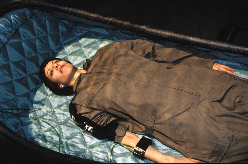 Claudia (Erica Carroll) wird in den künstlichen Tiefschlaf, die Stasis, versetzt … – Bild: 2000 OUTER V PRODUCTIONS INC. ALL RIGHTS RESERVED Lizenzbild frei