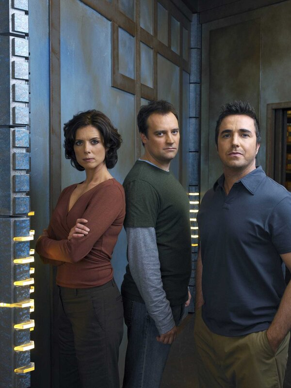 L-R:  Dr. Elizabeth Weir (Torri Higginson), Dr. Rodney McKay (David Hewlett) und Dr. Carson Beckett (Paul McGillion) – Bild: SYFY
