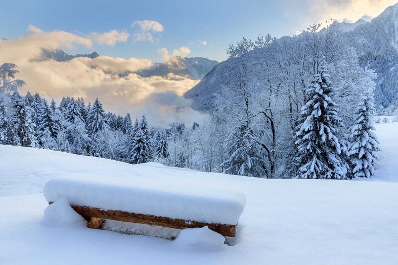 Beautiful morning sunrise view of a bench with fresh powder snow in the mountains of the Brandnertal in the Alps in Vorarlberg, Austria, in winter – Bild: Shutterstock /​ Shutterstock /​ Copyright (c) 2018 Dennis van de Water/​Shutterstock. No use without permission.