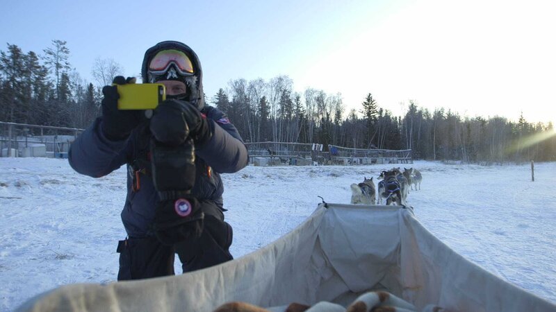 Stephen takes a photograph of the crew in the bobsled. – Bild: Discovery Communications, Inc.
