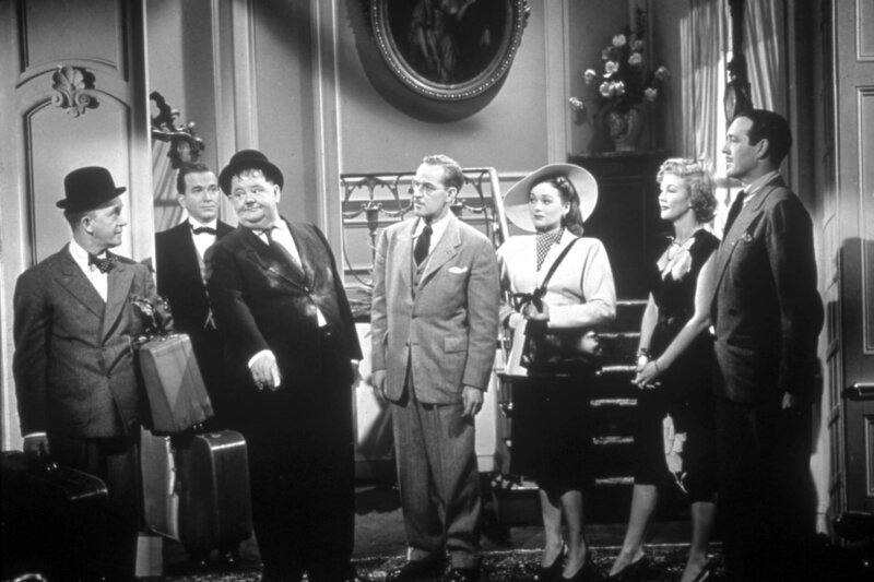 Stan (Stan Laurel, l.), Ollie (Oliver Hardy, 3.v.l.) – Bild: 1944 Twentieth Century Fox Film Corporation. All Rights reserved.