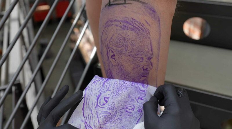Tattoo-Skizze auf dem Griff kopiert. – Bild: DMAX