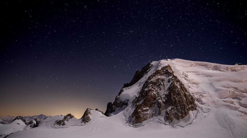 Wenn die Sonne untergeht, zeigt sich ein Sternenmeer über dem Mont Blanc. – Bild: NDR Wenn die Sonne untergeht, zeigt sich ein Sternenmeer über dem Mont Blanc. – Bild: NDR
