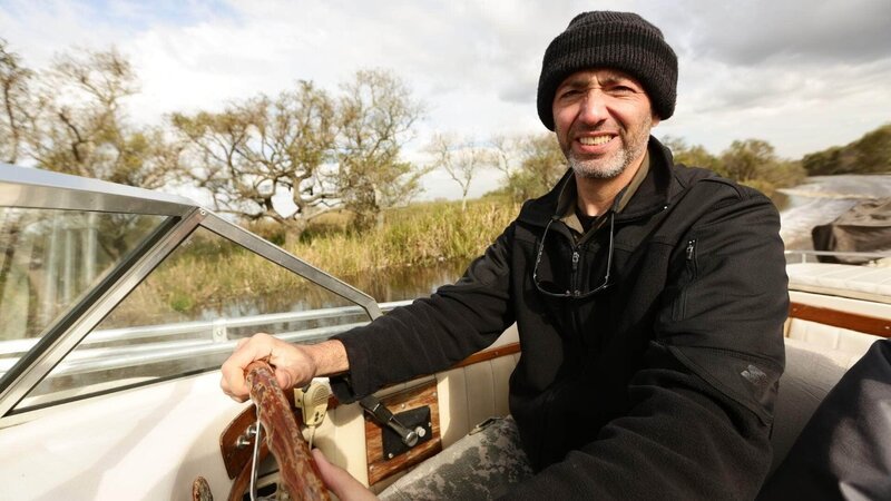Nahaufnahme von Sergio Neuspiller im Boot auf dem Weg zum Evil Eye in Argentinien – Bild: RTL/​ © Wag TV