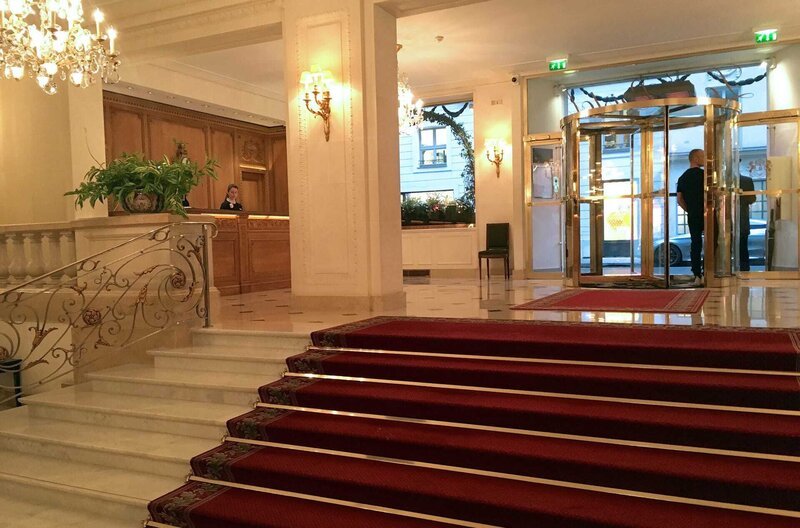 „Hotel-Legenden“ erzählt von Grandhotels als Orten mit Geschichte. Die des „Le Bristol“ ist eng verbunden mit seinem Gründer, Hippolyte Jammet, Er träumte lange davon, eines der besten Luxus-Hotels in Paris zu schaffen. Während des Zweiten Weltkriegs war es in Paris das einzige Hotel, das nicht von den Deutschen besetzt wurde. – Der Eingang und die Rezeption des Pariser Hotel Le Bristol. – Bild: BR, RBB /​ BR/​RBB