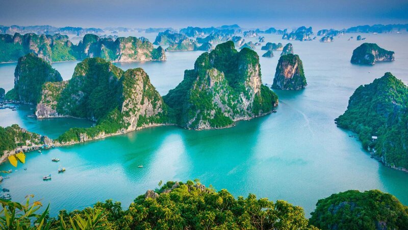 Panoramaaufnahme der Halong-Bucht in Vietnam. – Bild: ZDF und Tobias Lenz