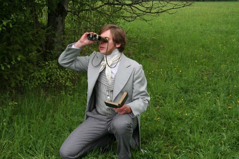 Charles Darwin (Sven Hussock) widmet der Naturbeobachtung mehr Zeit als seinem Studium. – Bild: BR/​INTER/​AKTION