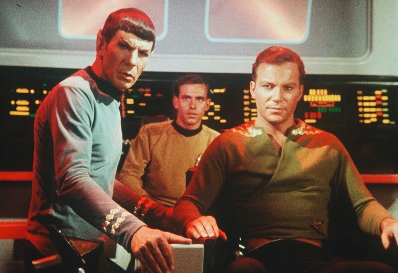 Spock (Leonard Nimoy, l.) vermutet, dass er den Doppelgänger von Captain Kirk (William Shatner, r.) vor sich hat. – Bild: NBC Universal, Die Veröffentlichung und Verwendung der Bilder sind nur in direkten redaktionellen Zusammenhang mit einem Sendetermin auf einem Sender der NBC Universal-Familie erlaubt – Eine Weitergabe an Dritte und werbliche Nutzung  …