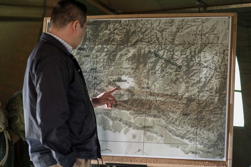 Der nepalesische Ermittler (gespielt von Leon Aureus) sieht sich eine Karte an, während er den Absturz von Thai Airways-Flug 311 untersucht. (Bildnachweis: Cineflix/​Darren Goldstein) – Bild: Copyright © The National Geographic Channel.
