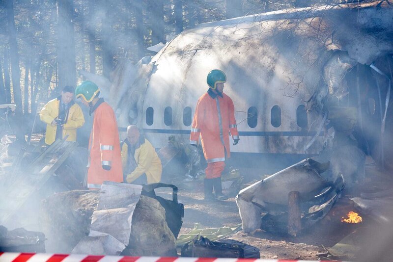 Am 15. April 2002 stürzte eine Boeing 767, die Peking mit Gimhae in Südkorea verband, einige Kilometer vom Flughafen entfernt in einen Hügel: Die Ermittlungen gestalteten sich schwierig. – Bild: Cineflix /​ Steven Lungley