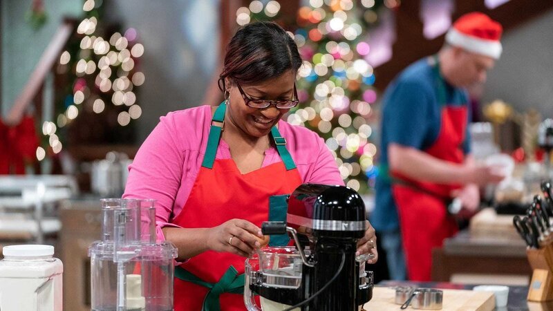 Contestant Hakima Lamour during the first round, The Decorating Challenge, „Christmas Cookies On A Stick“, as seen on Christmas Cookie Challenge, Season 2. – Bild: 2018, Television Food Network, G.P. All Rights Reserved.