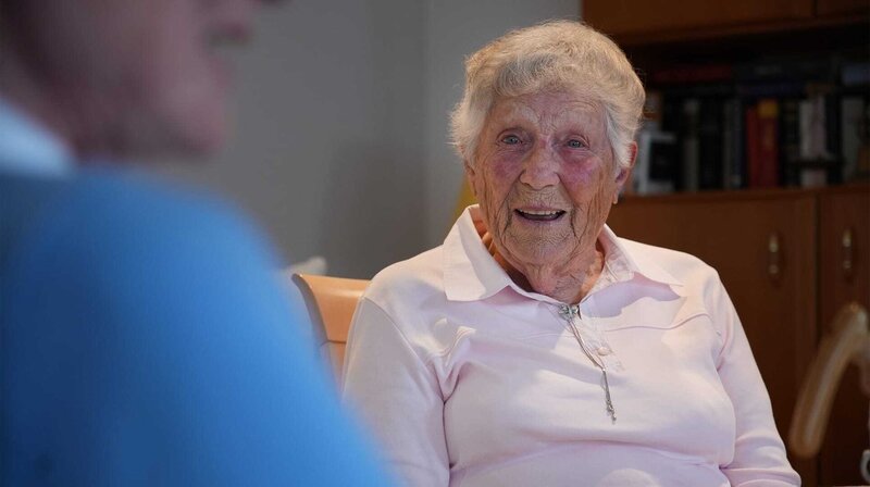 Irmgard Eiben aus Wilhelmshaven war bereits nahezu taub. Mit 94 Jahren hat sie sich ein Cochlea-Implantat setzen lassen und blüht seitdem regelrecht auf. – Bild: NDR /​ NDR Presse und Information