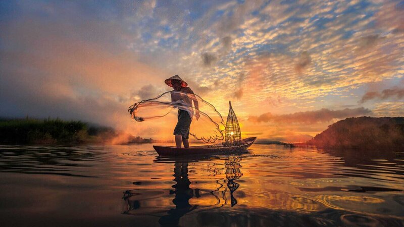 Auf Myanmars Inle-See wird noch immer auf traditionelle Weise gefischt. – Bild: ZDF und WildBear Entertainment Pty Ltd./​WildBear Entertainment Pty Ltd