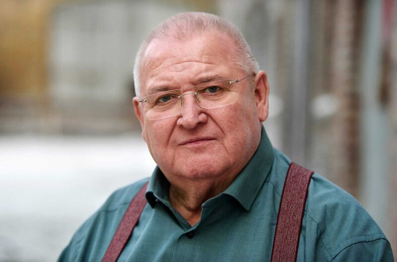 Mit „Krauses Weihnacht“ endet die Reihe rund um Dorfpolizist Horst Krause (Foto) und seine beiden Schwestern Elsa und Meta dort, wo sie vor 15 Jahren und 9 Filmen einmal begann: Mit einem Weihnachtsfest. Andreas Preisner erinnert an die schönsten Szenen im bewegten Leben der Krause-Familie in Schönhorst und lässt auch die „Geschwister“ sowie den Regisseur und die Produzentin zu Wort kommen. – Bild: rbb/​Arnim Thomaß