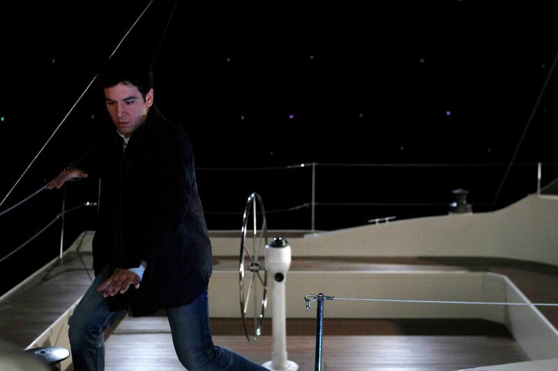 Nimmt das Angebot von Captain an, mit ihm auf seiner Yacht einen kleinen Abendtörn zu unternehmen: Ted (Josh Radnor) … – Bild: CLIFF LIPSON /​ CBS /​ CBS ENTERTAINMENT /​ ©2010 CBS BRADCASTING INC. ALL RIGHTS RESERVED.