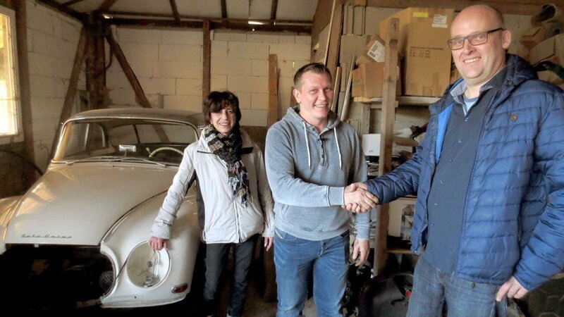 Mit Hilfe von Otto Schulte (Mitte) verkauft Gabriele den DKW an Händler Stephan Voigt (re.)Mit Hilfe von Otto Schulte (Mitte) verkauft Gabriele den DKW an Händler Stephan Voigt (re.) – Bild: RTL Zwei