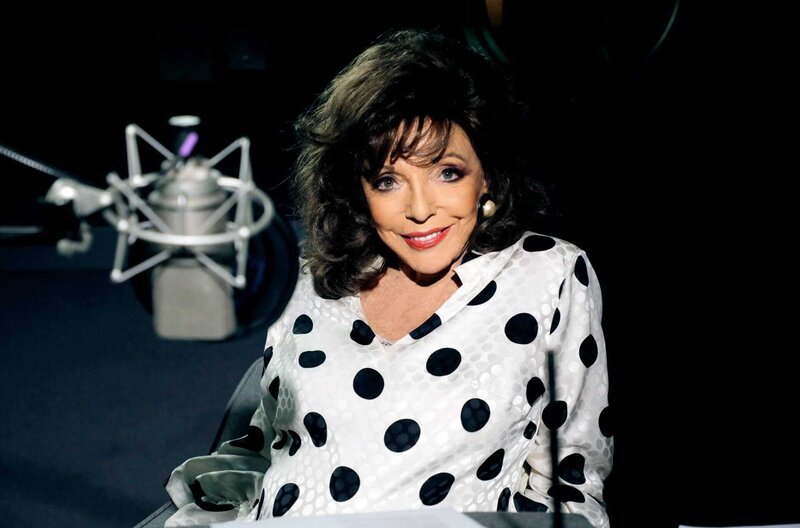 Joan Collins im Londoner Aufnahmestudio bei den Dreharbeiten – Bild: SWR/Salon Escobar/Sophie Müller / © SWR/Salon Escobar/Sophie Müller Joan Collins im Londoner Aufnahmestudio bei den Dreharbeiten – Bild: SWR/Salon Escobar/Sophie Müller / © SWR/Salon Escobar/Sophie Müller