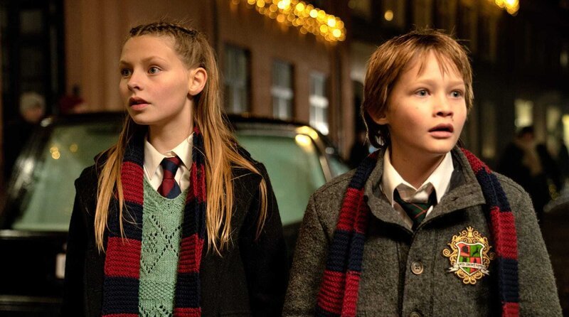 Lucia (Ella Testa Kusk, links) und Oscar (Bertil Smith, rechts) machen sich allein auf die Suche nach dem magischen Kristall. – Bild: MDR/DELUCA FILM LNI APS Lucia (Ella Testa Kusk, links) und Oscar (Bertil Smith, rechts) machen sich allein auf die Suche nach dem magischen Kristall. – Bild: MDR/DELUCA FILM LNI APS