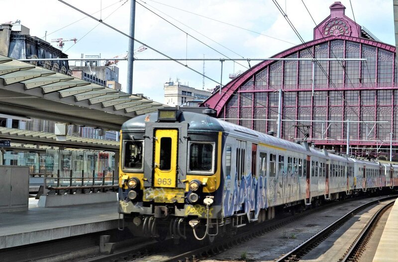 Ausfahrt eines Regionalzuges aus der Halle des Antwerpener Hauptbahnhofs älteren Semesters. – Bild: SWR/​Helmut Frei