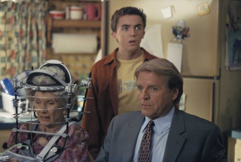Malcolm (Frankie Muniz, mi.) gelingt es nicht, seine Großmutter Ida (Cloris Leachman) und ihren Anwalt (David Rasche) von der Klage gegen die Familie abzubringen. – Bild: ViacomCBS