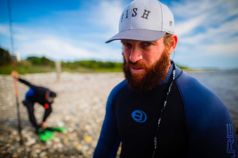 Eric with Ed in the background on a pebble beach. – Bild: Copyright: Discovery Communications, Inc. For Show Promotion Only