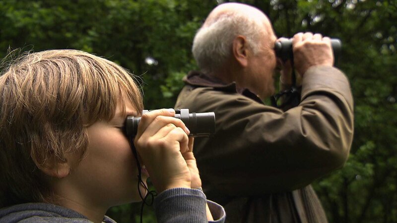 Joseph und sein Opa beobachten Tiere. – Bild: NDR